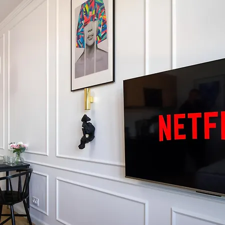 Discover - Lubomirskiego St - Classic & Modern - Near Main Station, Netflix And Ac Apartment